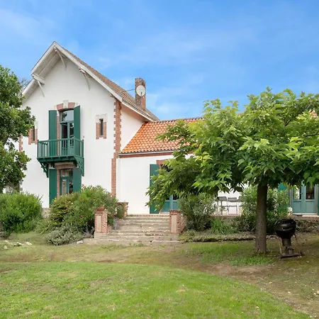 De Famille Pour 13 à 200m De La Casa vacanze *