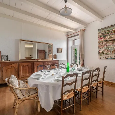 De Famille Pour 13 A 200m De La *